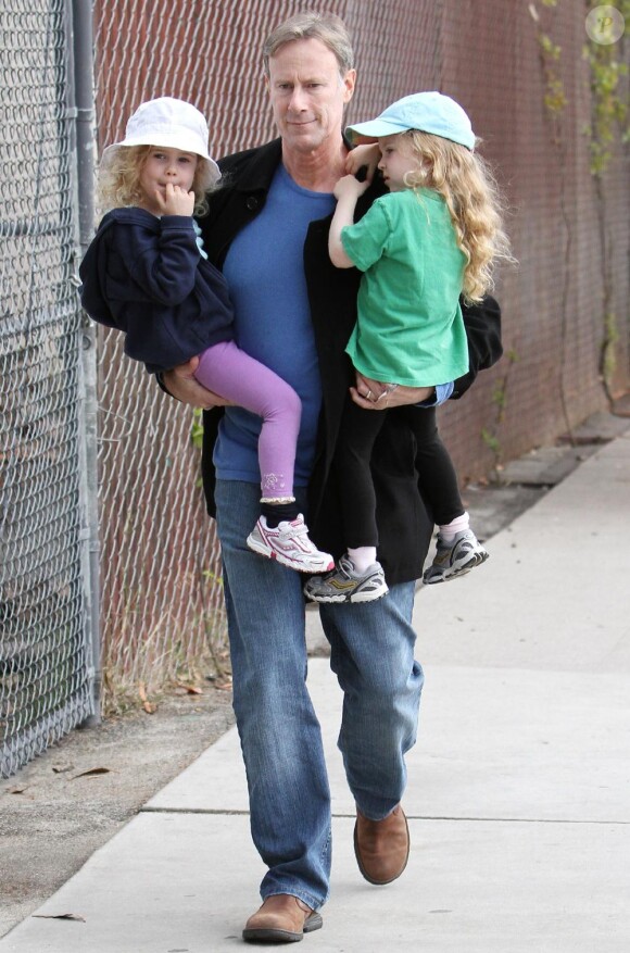 Marcia Cross partage un moment avec son époux Tom Mahoney et leurs deux filles, Eden et Savannah, dans un jardin public de Santa Monica, samedi 20 novembre.
