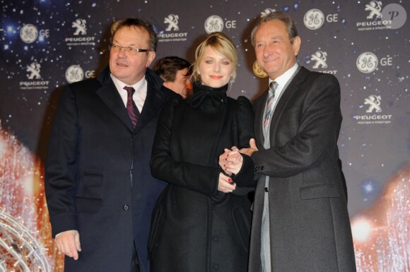 Mélanie Laurent, sur les Champs-Elysées, joue à la magicienne des illuminations ! 22/11/2010