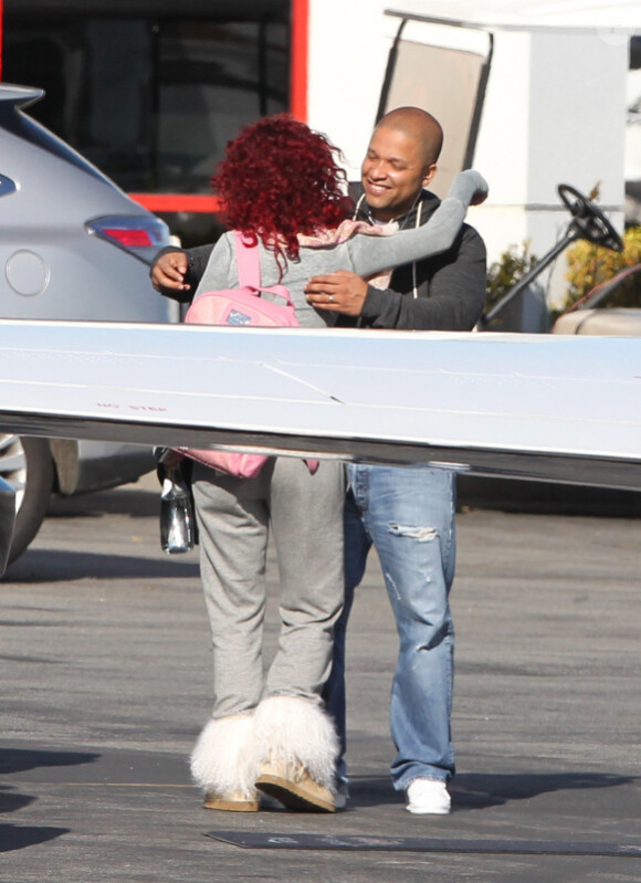 Rihanna arrive dans un petit aéroport de Los Angeles pour une destinatin inconnue le 22 novembre 2010
