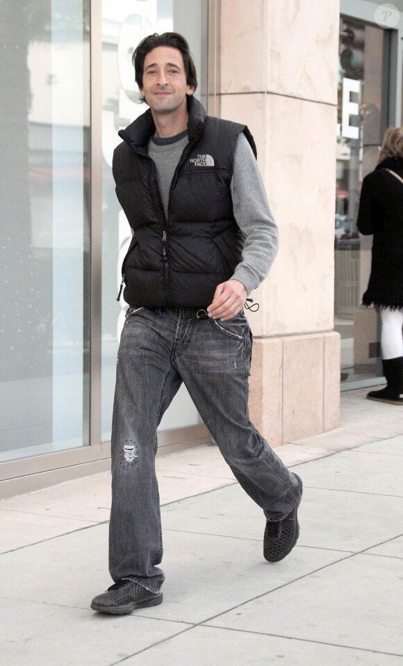 Adrien Brody, ici en shopping à Berverly Hills le 23 novembre 2010, semble très content d'avoir remporté son procès !