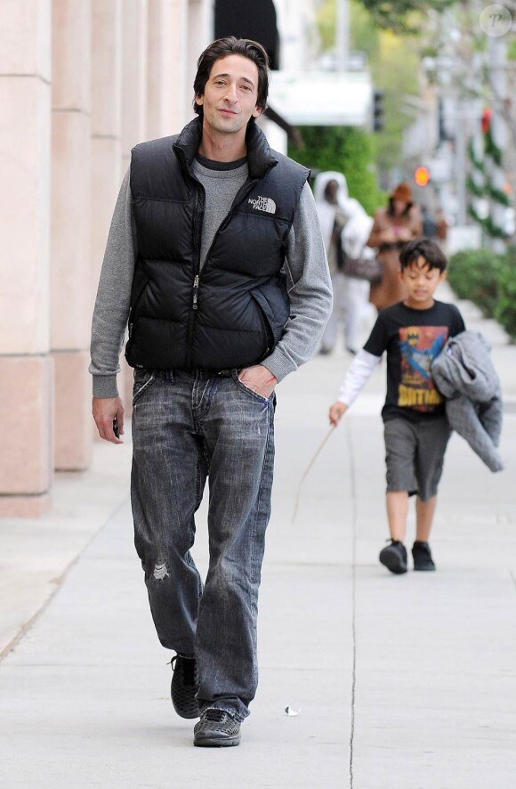 Adrien Brody, ici en shopping à Berverly Hills le 23 novembre 2010, semble très content d'avoir remporté son procès !
