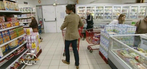 Giuseppe fait les courses au supermarché, les filles n'en reviennent pas dans Qui veut épouser mon fils ?
