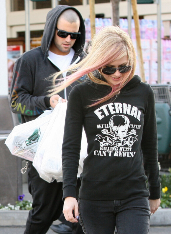 Avril Lavigne et son petit ami Brody Jenner font leurs courses de Thanksgiving à Los Angeles, mercredi 24 novembre.