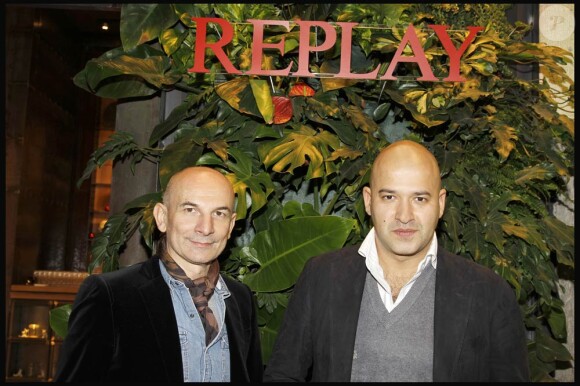 Gigi Vezzola et Matteo Sinigaglia à l'occasion de la soirée d'inauguration de la boutique Replay, à Paris, le 25 novembre 2010.