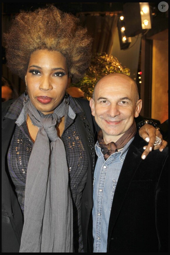 Macy Gray et Gigi Vezzola à l'occasion de la soirée d'inauguration de la boutique Replay, à Paris, le 25 novembre 2010.