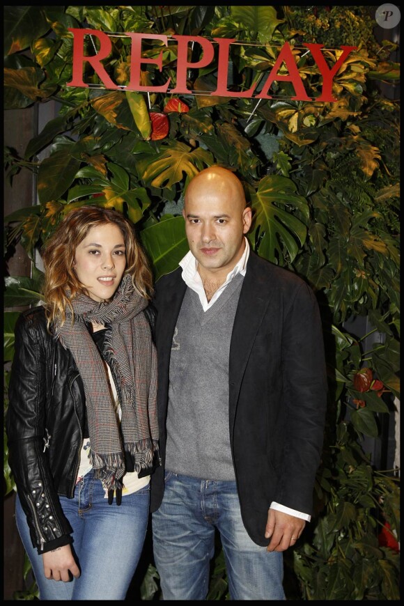 Alysson Paradis et Matteo Sinigaglia à l'occasion de la soirée d'inauguration de la boutique Replay, à Paris, le 25 novembre 2010.