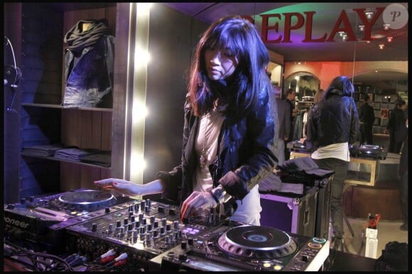DJ Misty Rabbit à l'occasion de la soirée d'inauguration de la boutique Replay, à Paris, le 25 novembre 2010.