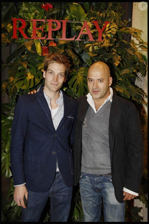 Andy Gillet et Matteo Sinigaglia à l'occasion de la soirée d'inauguration de la boutique Replay, à Paris, le 25 novembre 2010.