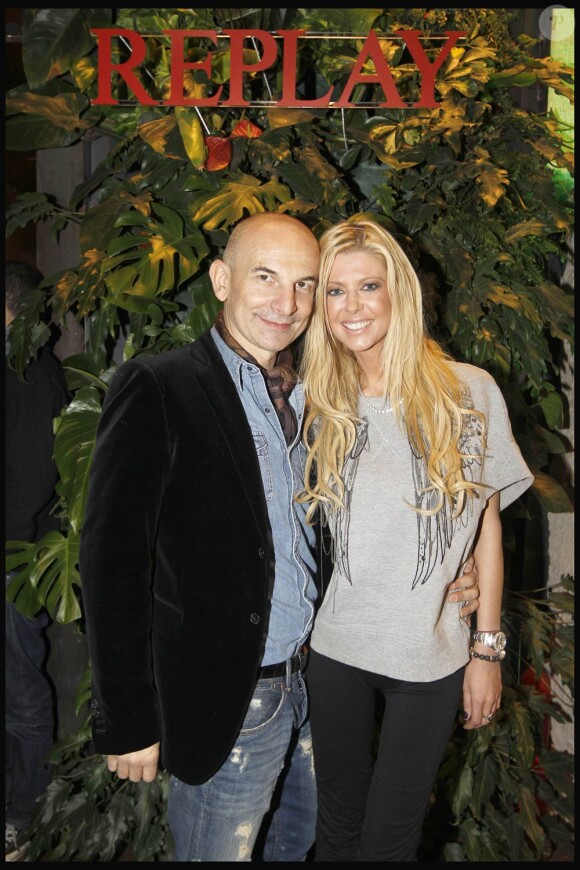 Gigi Vezzola et Tara Reid à l'occasion de la soirée d'inauguration de la boutique Replay, à Paris, le 25 novembre 2010.