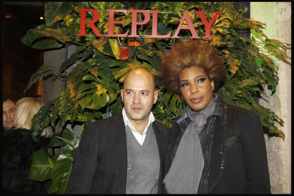 Matteo Sinigaglia et Macy Gray à l'occasion de la soirée d'inauguration de la boutique Replay, à Paris, le 25 novembre 2010.