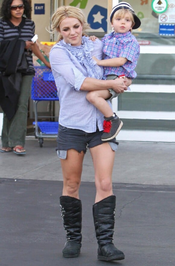 Britney Spears devrait savoir que mini-short, chemise à jabot et bottes UGG ne font pas bon ménage.