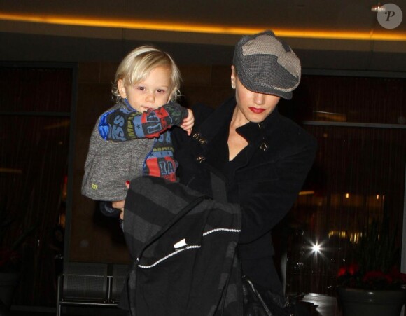 Gwen Stefani, son époux Gavin Rossdale et leurs deux enfants, vont au cinéma. 26/11/2010