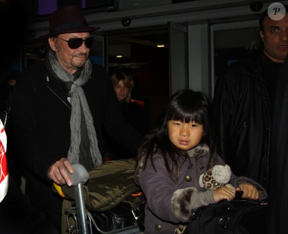 Johnny Hallyday et son épouse Laeticia sont de retour à Paris. Ils rentrent de Los Angeles, avec Jade, Joy et Mamy Rock. 27/11/2010