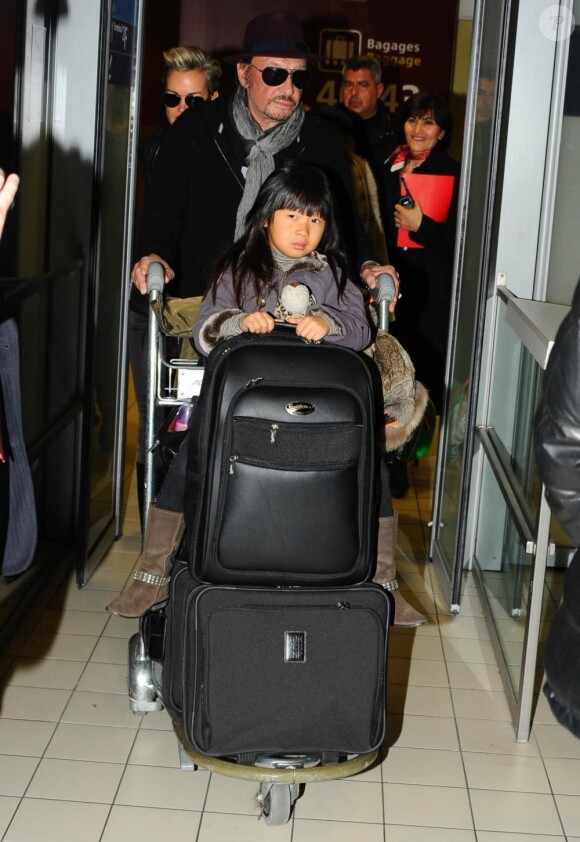 Johnny, Laeticia, leurs deux fillettes et Mamy Rock rentrent à Paris. 27 novembre 2011