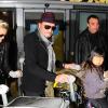 Johnny, Laeticia, leurs deux fillettes et Mamy Rock rentrent à Paris. 27 novembre 2011