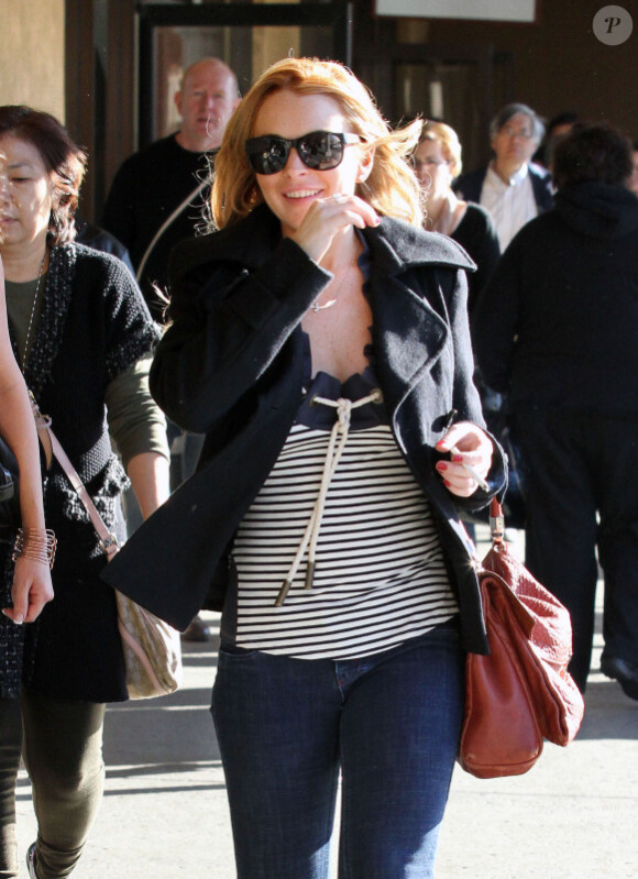 Lindsay Lohan s'est achetée une bague avec des diamants lors d'une de ses séances shopping au Desert Hills premium Outlets à Palm Spring le 27 novembre 2010
 