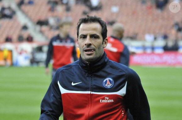 Ludovic Giuly voit l'avenir en rose avec son club du PSG, alors que son cousin Thomas est jugé le 29 novembre 2010 à la cour d'assise d'Aix-en-Provence pour avoir participé à la logistique du casse de Metalor, en janvier 2004.