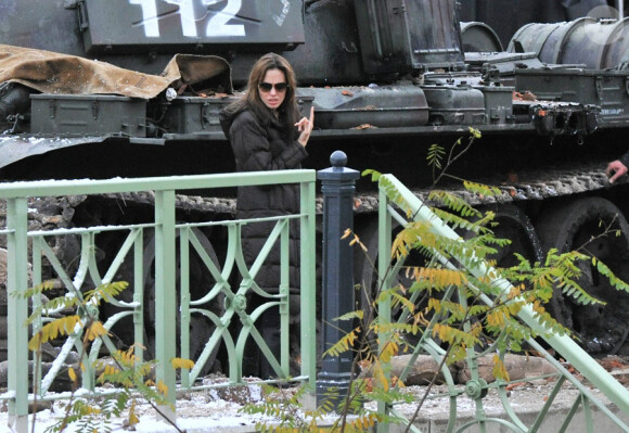 Angelina Jolie sur le tournage de son film le 12 novembre 2010 à Budapest en Hongrie
