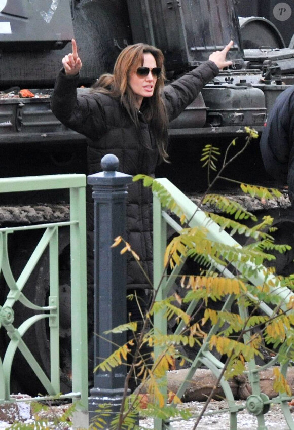 Angelina Jolie sur le tournage de son film le 12 novembre 2010 à Budapest en Hongrie