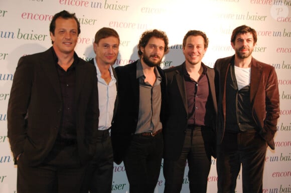 Le réalisateur Gabriele Muccino avec les acteurs Giorgio Pasotti, Claudio Santamaria, Stefano Accorsi et Pierfrancesco Favino lors de l'avant-première à Paris d'Encore un baiser le 29 novembre 2010