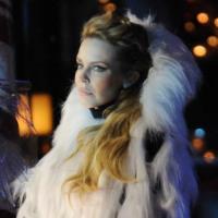 Kylie Minogue : Divine reine des neiges aux côtés de Maria Carey en Miss Santa !