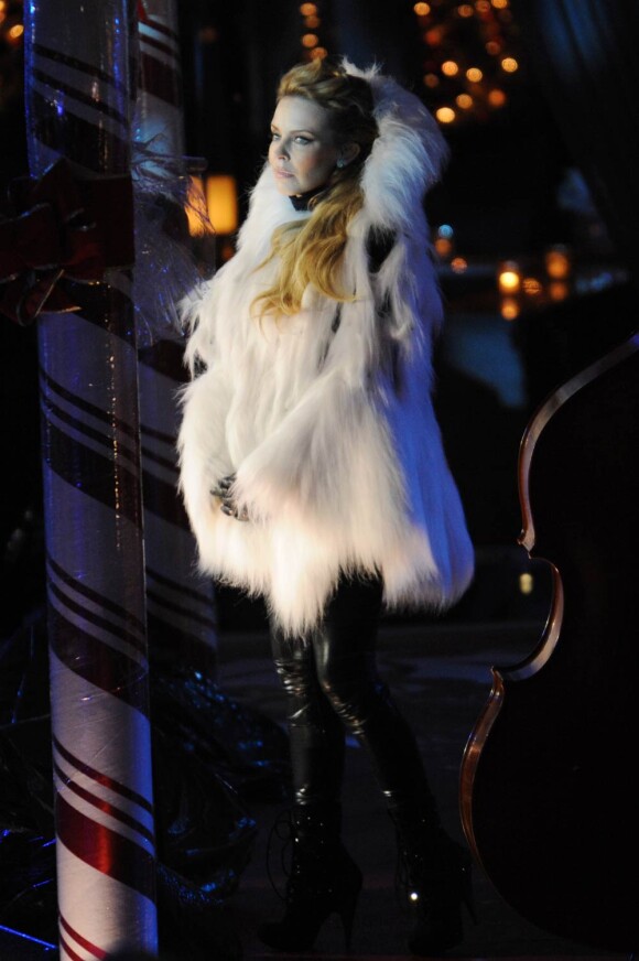 Kylie Minogue chante durant un concert pour les fêtes de fin d'année 2010 au Rockefeller Center pour l'illumination à New York City le 30 novembre 2010