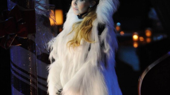 Kylie Minogue : Divine reine des neiges aux côtés de Maria Carey en Miss Santa !