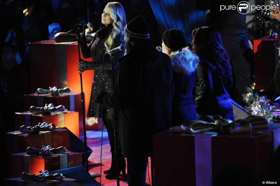 Jessica Simpson chante durant un concert pour les fêtes de fin d&#039;année 2010 au Rockefeller Center pour l&#039;illumination à New York City le 30 novembre 2010