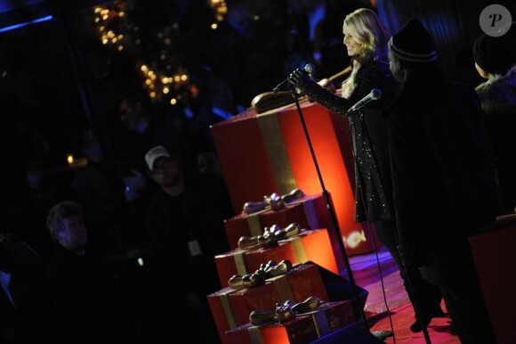 Jessica Simpson chante durant un concert pour les fêtes de fin d'année 2010 au Rockefeller Center pour l'illumination à New York City le 30 novembre 2010