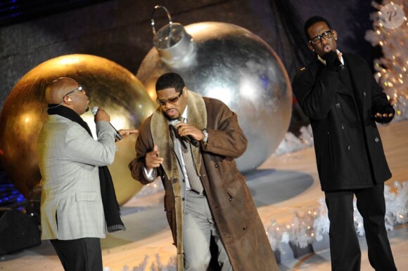 Les Boys II Men chantent durant un concert pour les fêtes de fin d'année 2010 au Rockefeller Center pour l'illumination à New York City le 30 novembre 2010