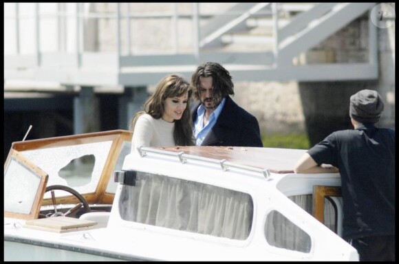Johnny Depp avec Angelina Jolie sur le tournage de The Tourist en mai 2010 à Venise