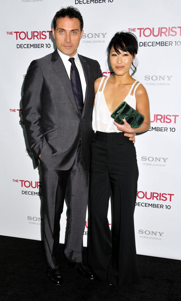 Rufus Sewell et sa bien-aimée lors de l'avant-première du film The Tourist à New York le 6 décembre 2010