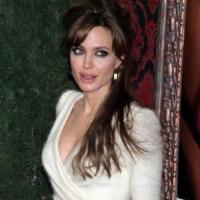 Palme d'or du look pour une Angelina Jolie sculpturale en dame blanche...
