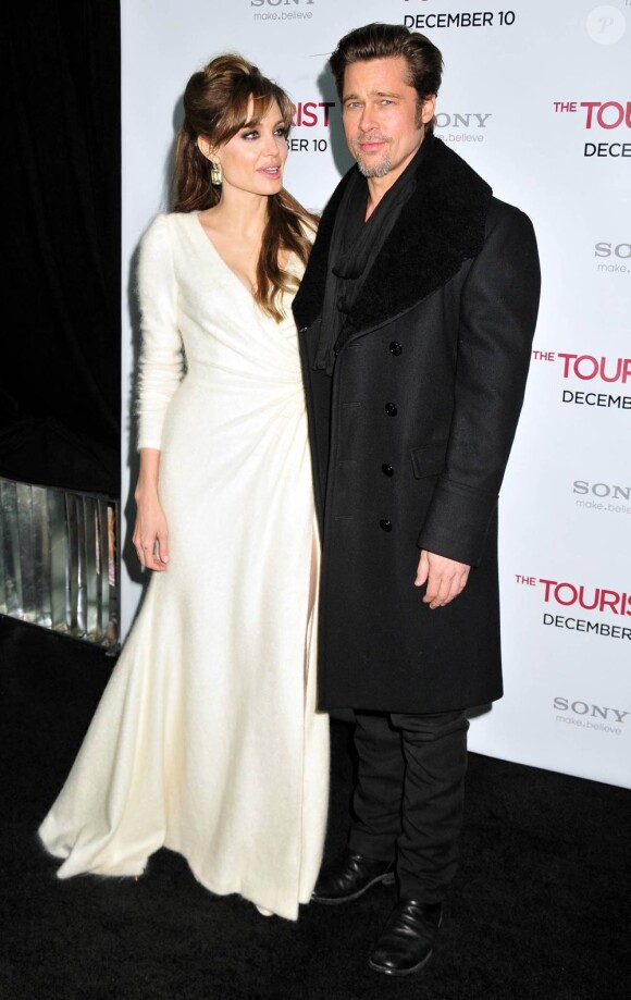 Angelina Jolie plus que parfaite en robe Atelier Versace le 6 décembre à New York pour la première de The Tourist au bras de son Brad Pitt