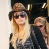 Paris Hilton et sa mère Kathy rejoignent leur voiture après avoir fait du shopping avec leur amie Brooke Muller et Nicky Hilton à Beverly Hills, le 22 novembre 2010