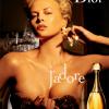 Charlize Theron, égérie du parfum J'adore de Dior.