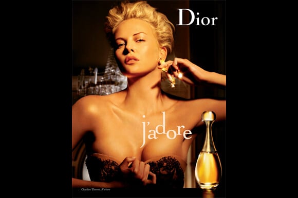 Charlize Theron, égérie du parfum J'adore de Dior.