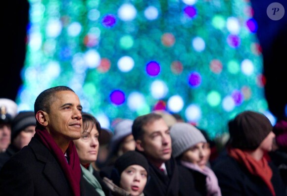 Barack Obama et Michelle émerveillés avec leurs filles Sasha et Malia lors des illuminations de Noël le 9 décembre à Washington.