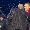 Barack Obama lors des illuminations de Noël le 9 décembre à Washington. Il salue B.B King 