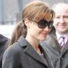 Angelina Jolie reste fidèle à son créateur chouchou Salvatore Ferragamo avec ce manteau gris souris.