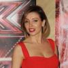 Dannii Minogue pose avec un finaliste de l'émission, à la conférence de presse de la finale de X-Factor, jeudi 9 décembre, à Londres.