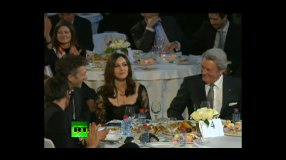 Alain Delon et Sharon Stone applaudissent les "talents" de chanteur de Poutine !