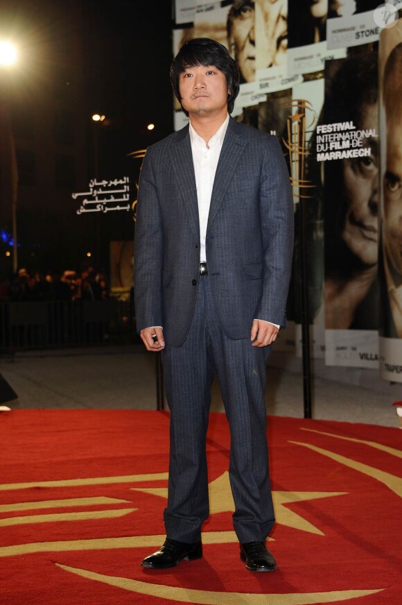 Le cinéaste Park Jungbum, vainqueur du Grand Prix, lors de la cérémonie de clôture du 10e Festival International du Film de Marrakech, le 11 décembre 2010.