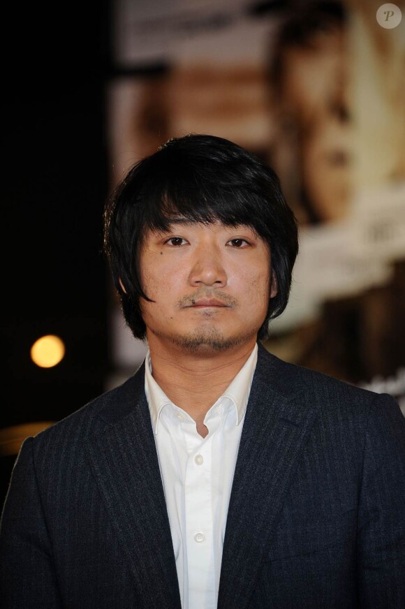 Le cinéaste Park Jungbum, vainqueur du Grand Prix, lors de la cérémonie de clôture du 10e Festival International du Film de Marrakech, le 11 décembre 2010.