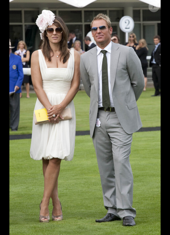 Selon la presse anglaise, Elizabeth Hurley aurait une aventure avec l'ancien joueur de cricket australien Shane Warne. Ils se sot rencontrés aux courses Goodwood le 27 juillet 2010