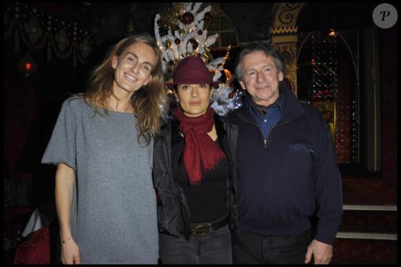 Céline Charloux, Salma Hayek et Mario Luraschi au goûter organisé par Les P'tits Cracks, au club Raspoutine, le samedi 11 décembre 2010.