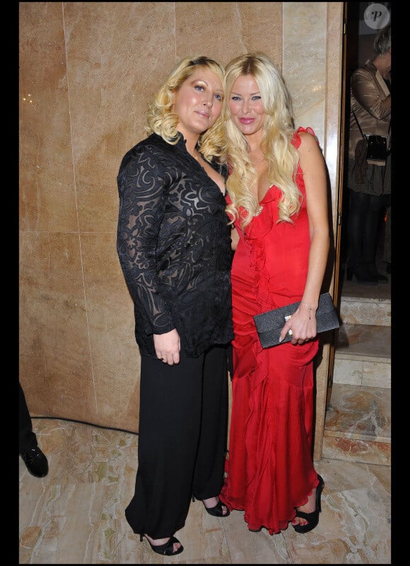 Loana et Angie de Secret Story 3 lors de la 34e cérémonie des Best au salon Hoche à Paris le 13 décembre 2010
 