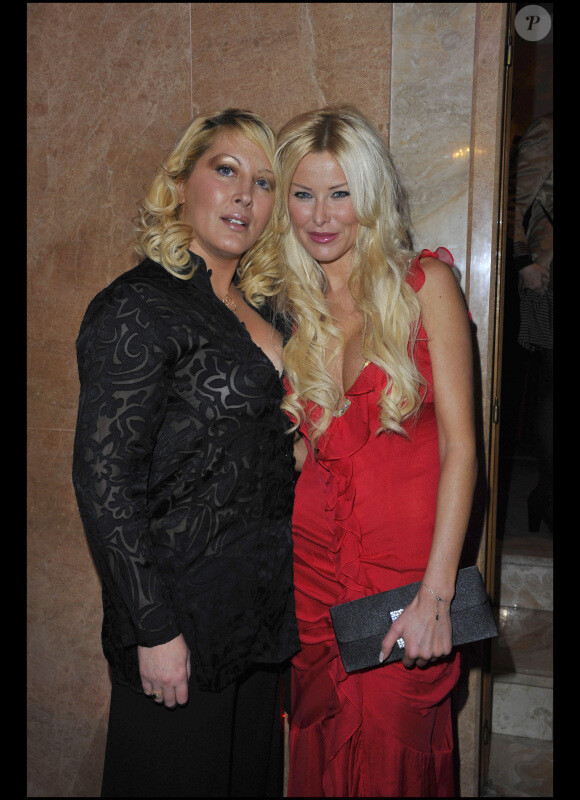 Loana et Angie de Secret Story 3 lors de la 34e cérémonie des Best au salon Hoche à Paris le 13 décembre 2010
 