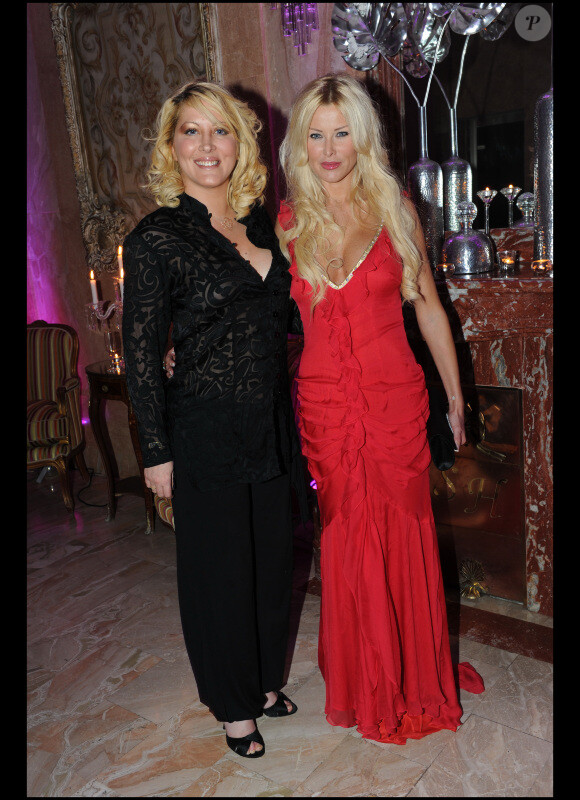 Loana et Angie de Secret Story 3 lors de la 34e cérémonie des Best au salon Hoche à Paris le 13 décembre 2010
 