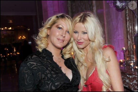 Loana et Angie de Secret Story 3 lors de la 34e cérémonie des Best au salon Hoche à Paris le 13 décembre 2010
 